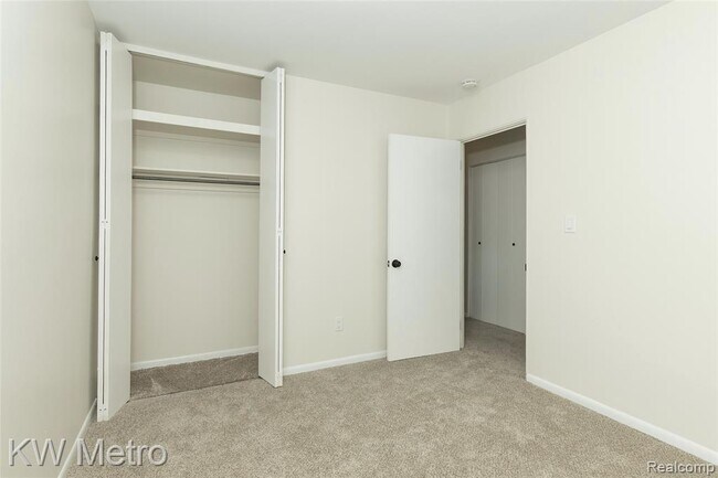 Building Photo - 3220 Shenandoah Dr