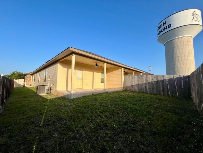 Building Photo - Beautiful Home in Seguin!