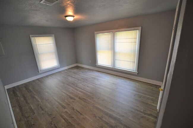 Building Photo - Updated, 3 bedroom, 2 bath home on treed lot in coveted Brownsfield Community