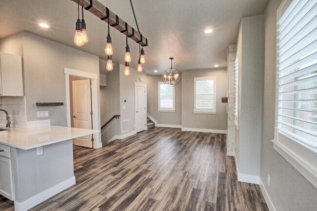 Building Photo - Newer 2 bed 2.5 bath Castle Rock townhome.