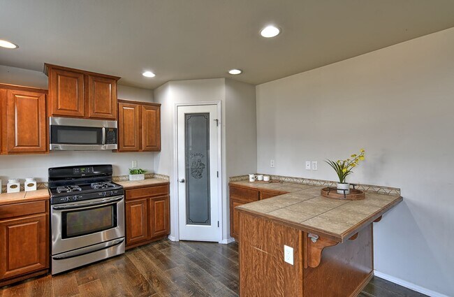 Building Photo - Spacious Craftsman Style Home - Pet Friendly!