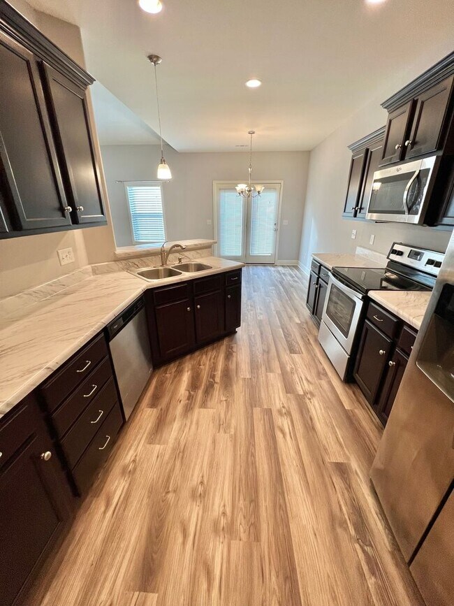 Building Photo - Single Level 3 Bed, 2 Bath Home with 2 Car Garage & Fenced Backyard