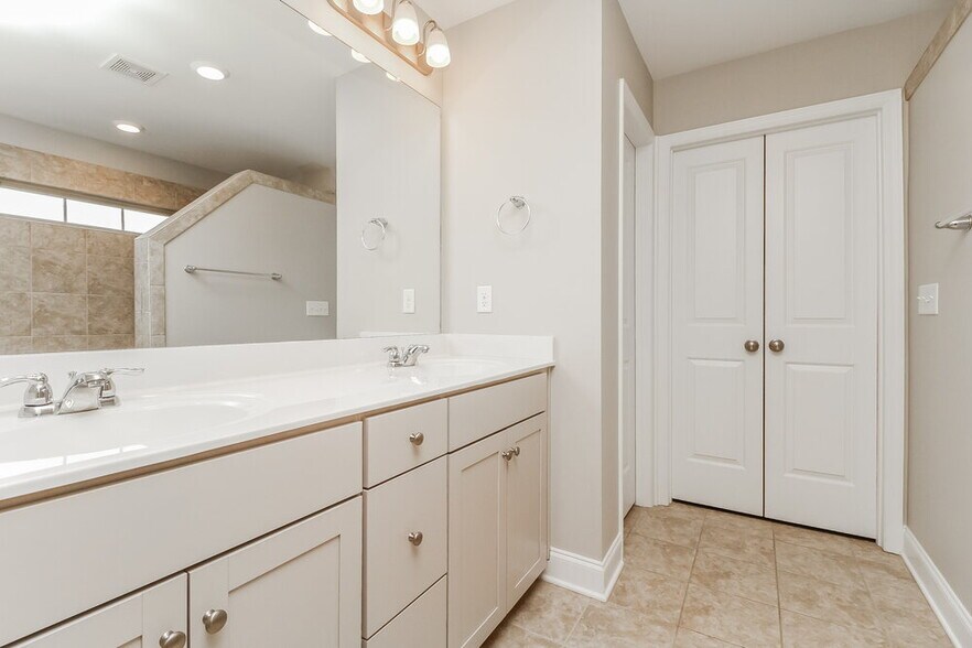 Building Photo - 1005 Keeneland Dr