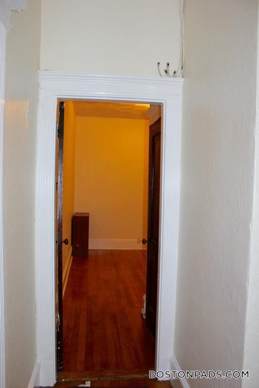 Building Photo - 463 Park Dr