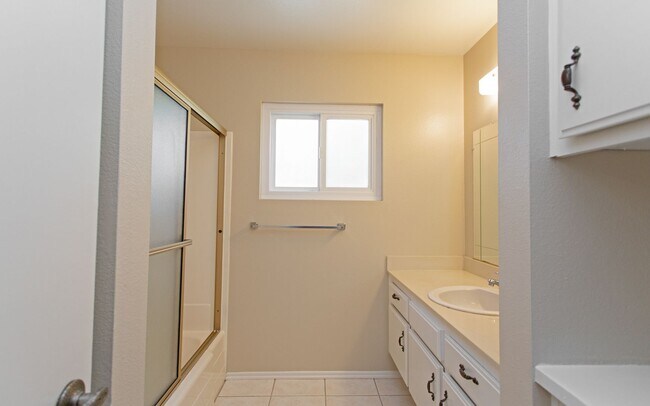 Building Photo - Beautiful 3 Bedroom Carlsbad Home!