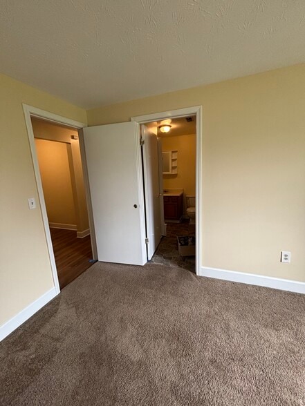 Bdrm 2 Dr to Bath - 32 Chestnut Ct