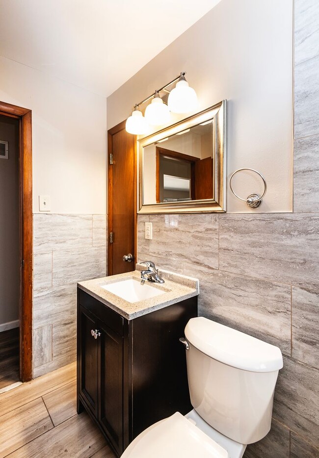 Building Photo - Lovely 3 Bedroom 2 Bathroom Home