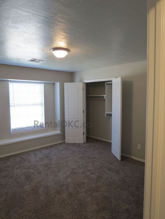 Building Photo - FANTASTIC - Corner Property, Open Plan, Gorgeous Kitchen - 3/2.5