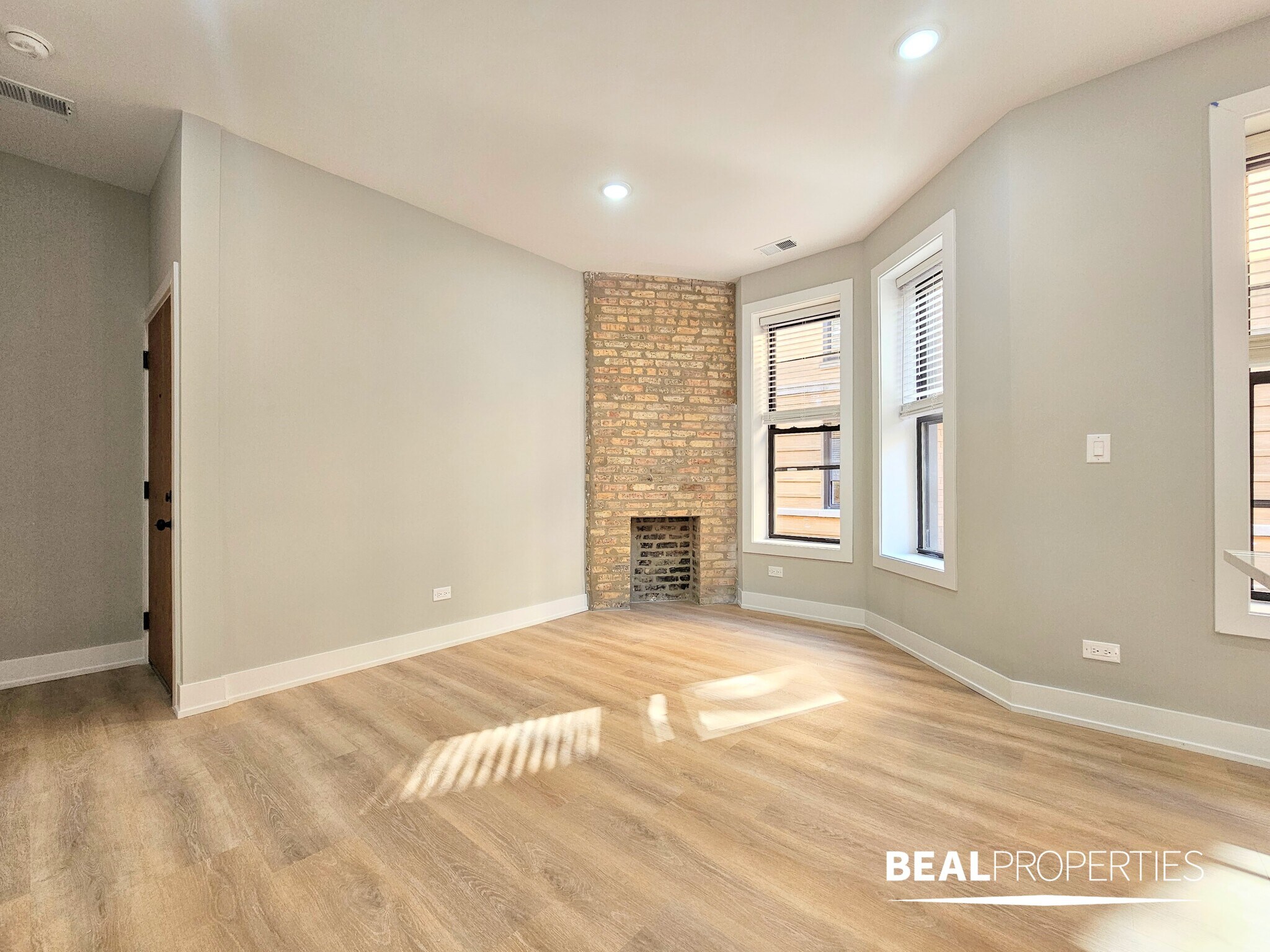 Building Photo - 428 W Belden Ave