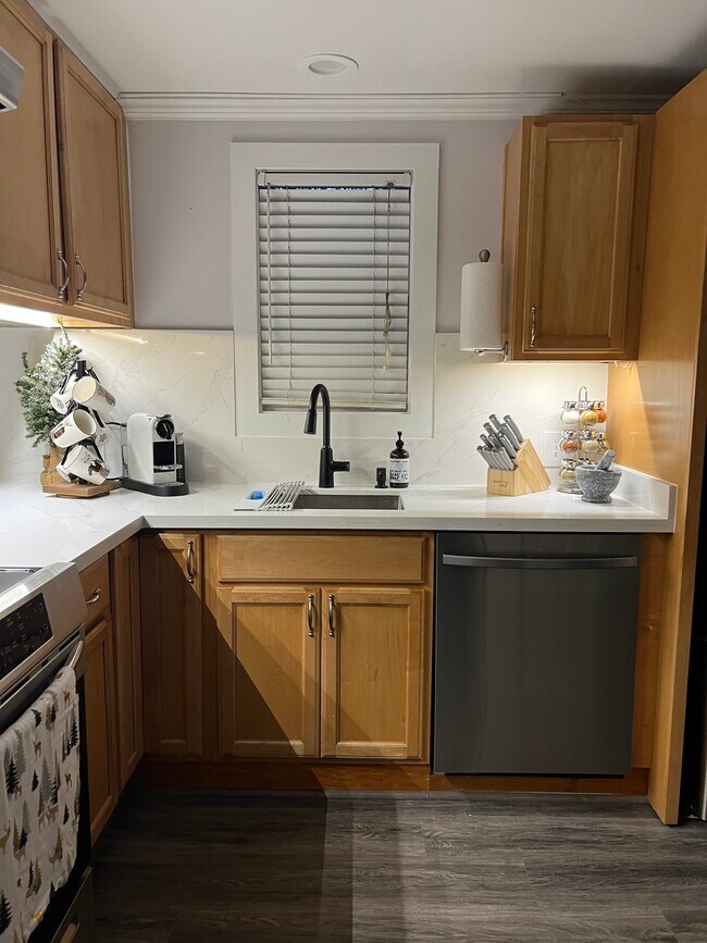 Building Photo - 551 N 137th St