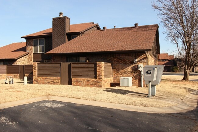 Building Photo - 4700 Hemlock Ln