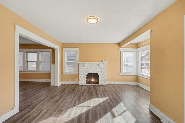 Building Photo - Beautiful 2 Bedroom 1 Bathroom house in Kansas City!