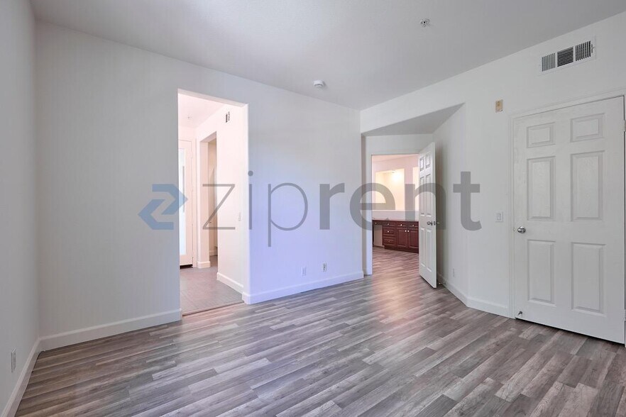 Building Photo - Unit