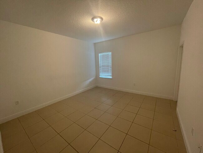 Building Photo - 414 Columbia Ct