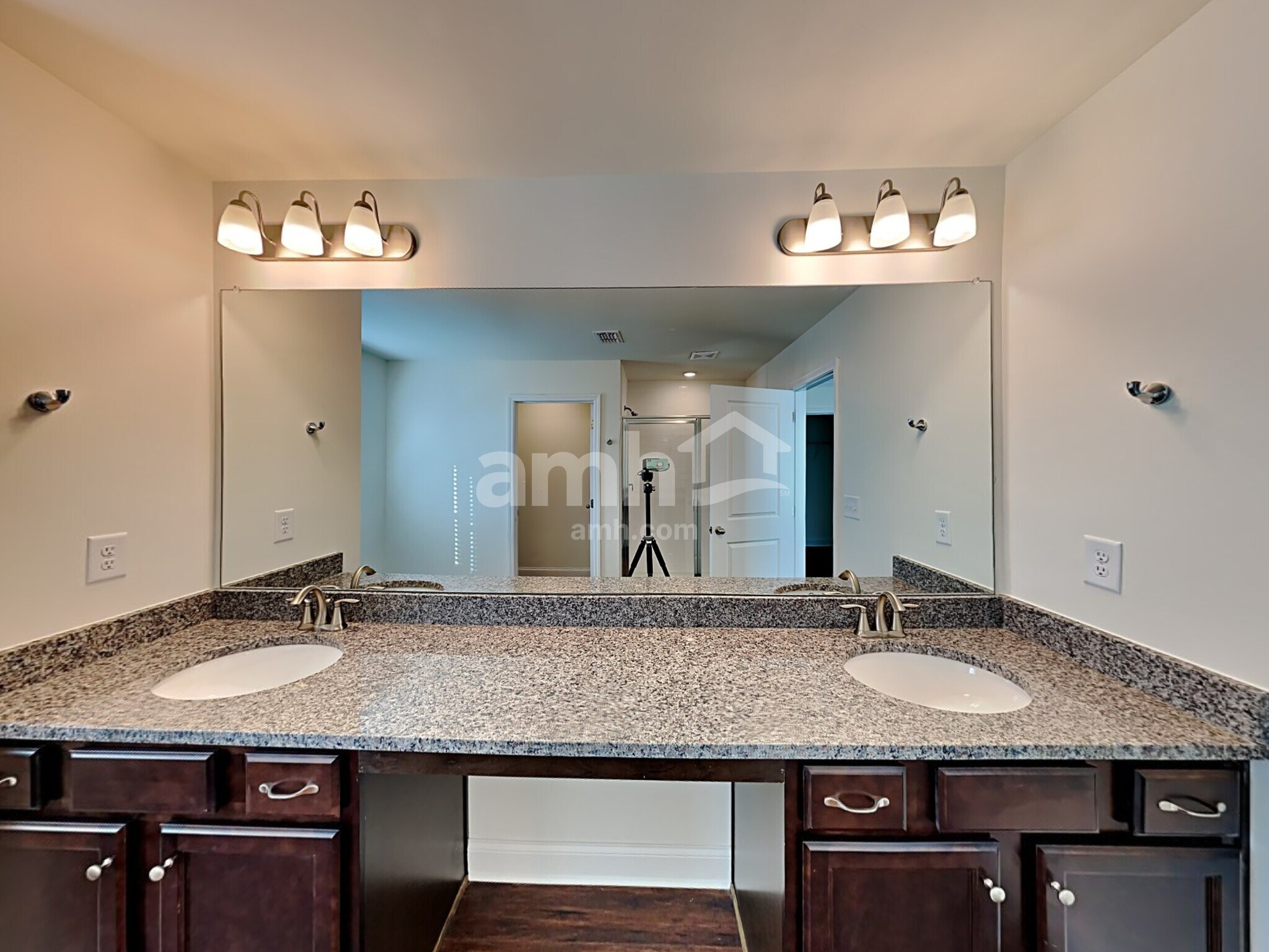 Building Photo - 455 Summit View Ct