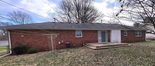 Building Photo - Beautiful 3 Bedroom Ranch in the Kickapoo School District! $1495