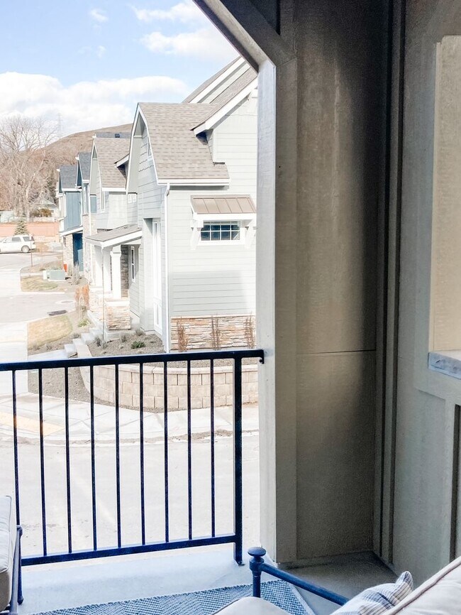 Building Photo - 3 Bedroom 3 1/2 Bathroom Home Located on a Corner Lot in Harris Ranch