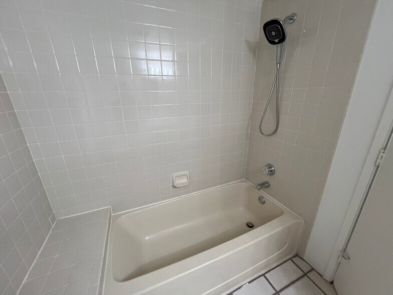 Guest Bathroom - 5675 N Camino Esplendora