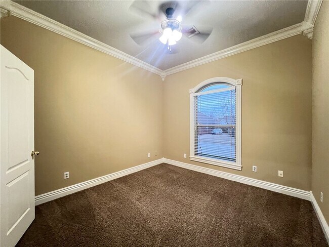 Building Photo - 6517 Tall Oaks Loop S