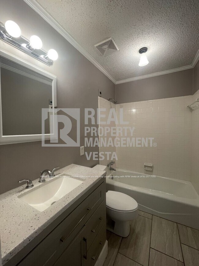 Building Photo - 160 N Springs Ct
