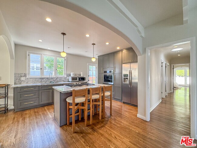 Building Photo - 345 Westbourne Dr