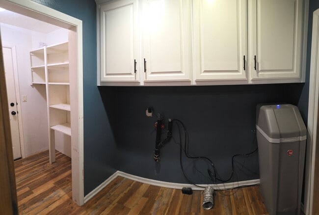 Building Photo - LEASE TAKEOVER: 3 bed, 2 bath Single Family home out by Hibbard