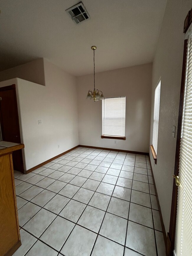 Building Photo - ** Move in Special $400.00 off First Month...