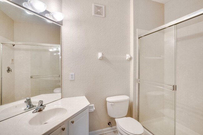 Building Photo - Cute 3/2 Condo in Horizons at Vista Lakes (Gated) with Updated Flooring and Front Parking Space