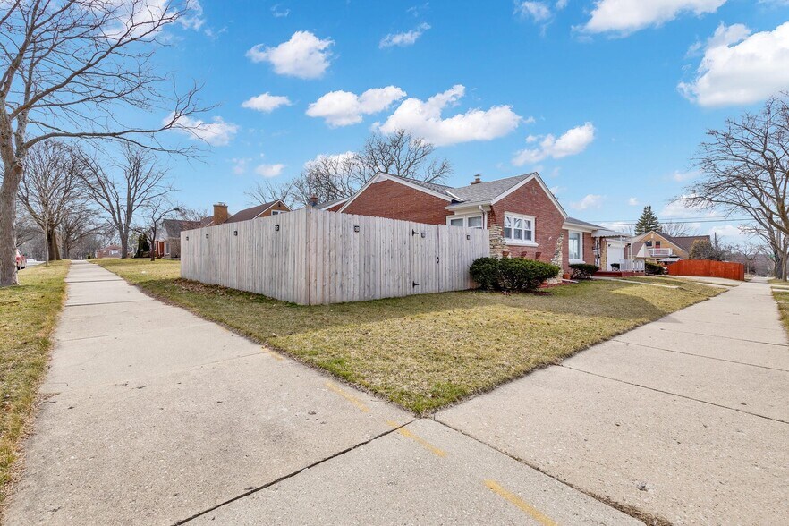 Building Photo - 9301 W Auer Ave
