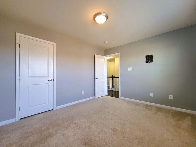 Building Photo - Large 2 story transitional in highly sough...