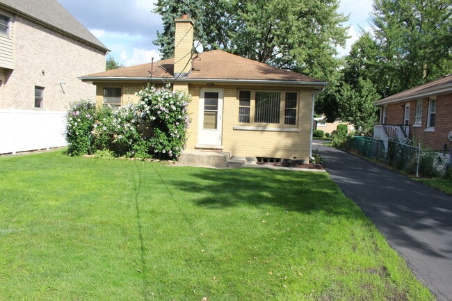 Building Photo - 874 Fairfield Ave