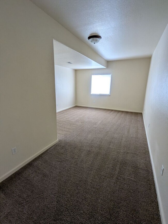 Building Photo - AWESOME 3-BDRM, 3-BATH, 4-LEVEL HOME AVAILABLE FOR IMMEDIATE OCCUPANCY IN