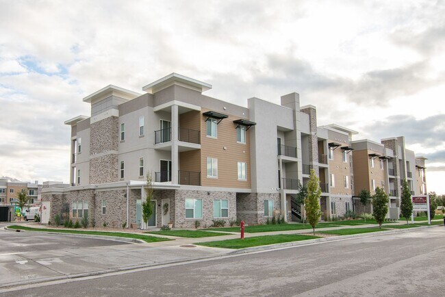 Primary Photo - Charming Ashton Model Condo in Vista View:...