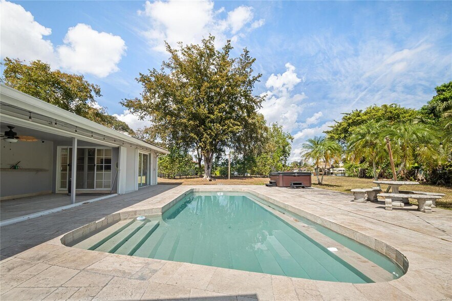 Building Photo - 16770 Lakeview Ct