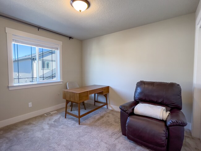 Building Photo - Exceptional 4 Bed + 2.5 Bath House ~  Beth...