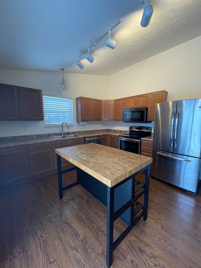 Building Photo - Gorgeous Three Bedroom Single-Family Home