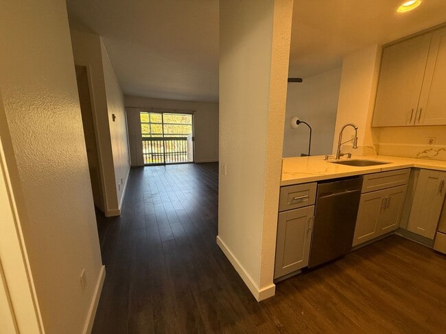 Building Photo - **$300 OFF FIRST MONTHS RENT** Renovated S...