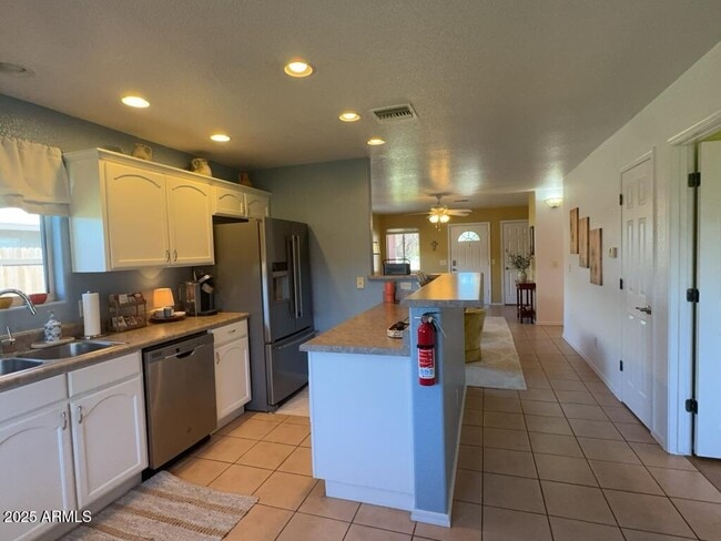 Building Photo - 10238 S Honeysuckle Dr