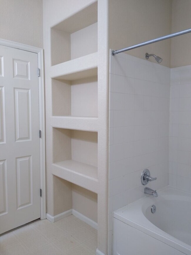 Building Photo - Super Fly 1 Bedroom with Large Study, 1 1/...