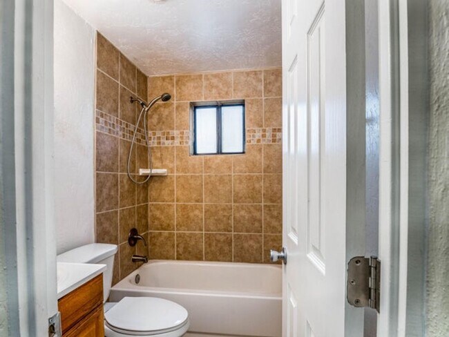 Building Photo - 2838 Aliso Dr NE