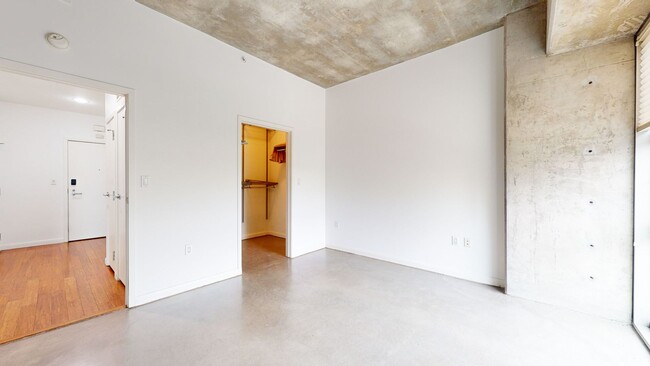 Building Photo - Beautiful condo in Jack London Square!