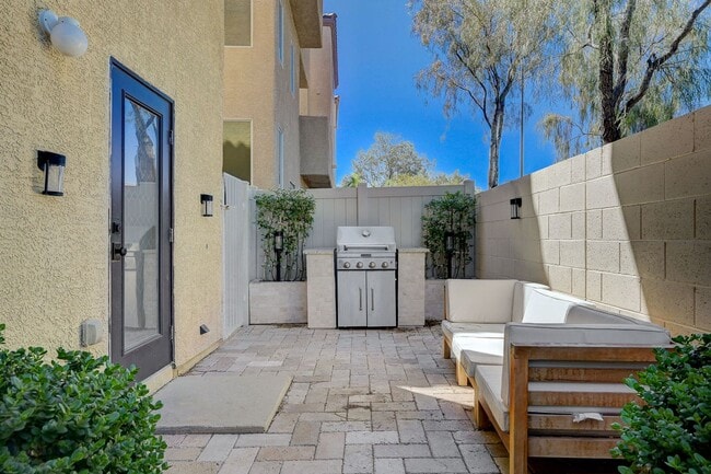 Building Photo - Stylish Tri-Level Home/Tandem Garage in Henderson