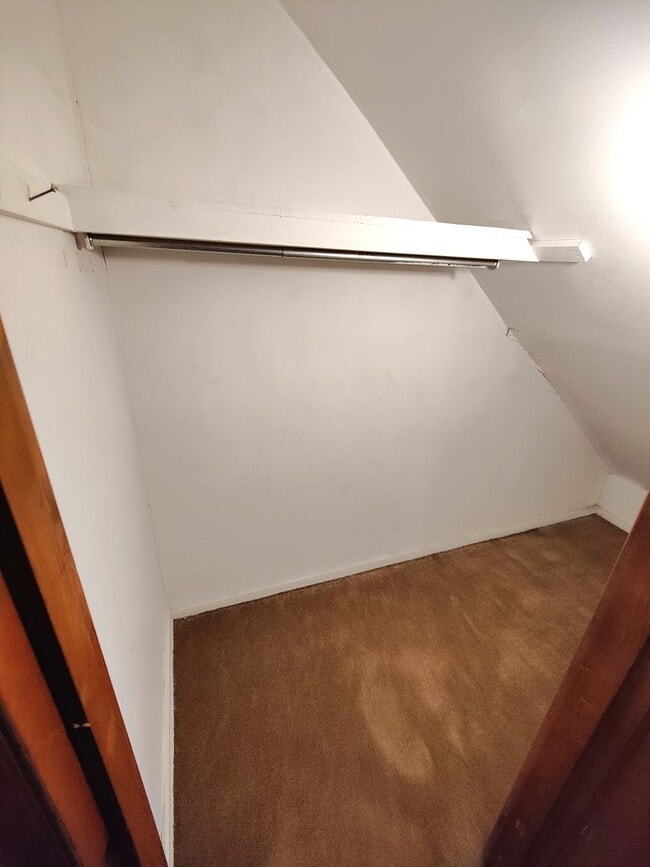 Building Photo - *Clean & Spacious 1BR/1BA Apartment Available in Mt. Washington*