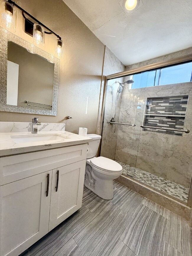 Building Photo - Remodeled 2 bedroom 1 bath unit with laund...