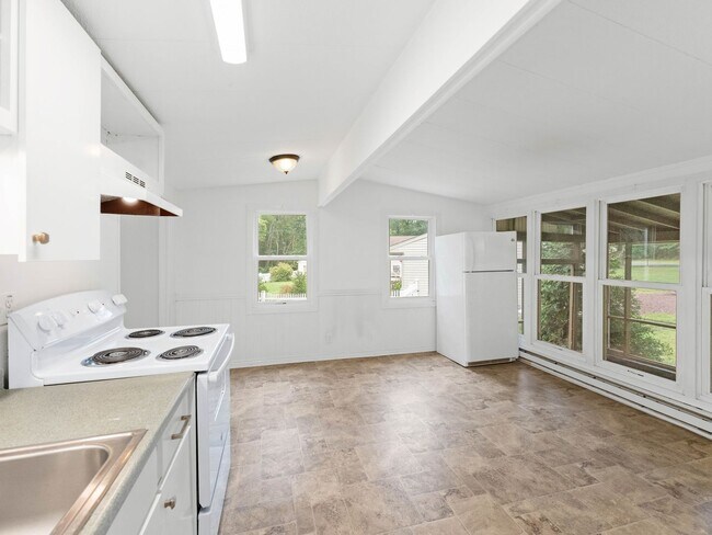Building Photo - For Rent | Charming 2-Bedroom Home with Bonus Room & Screened-In Porch in Berlin