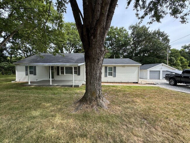 Building Photo - Charming Bungalow with space to move