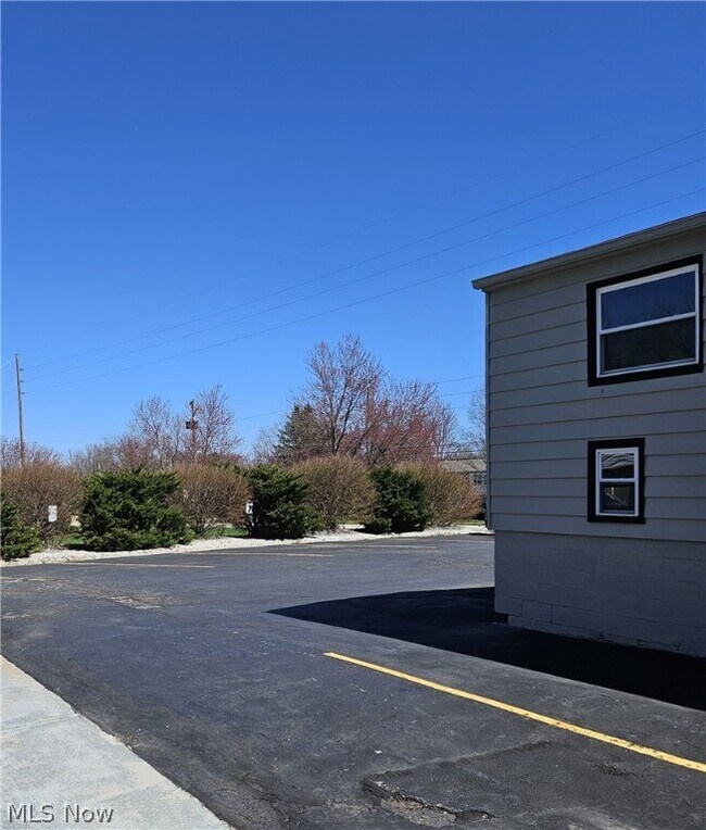 Building Photo - 4660 Darrow Rd