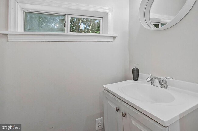 Building Photo - 508 Cording Ave