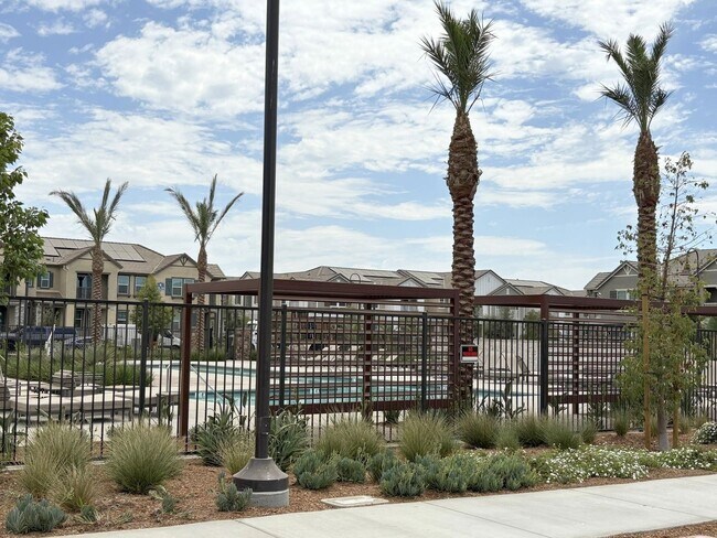 Building Photo - Beautiful Condo