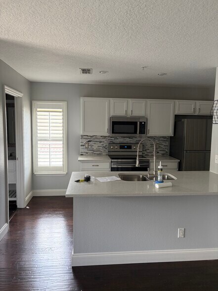 Kitchen - 3049 Lindale Ave